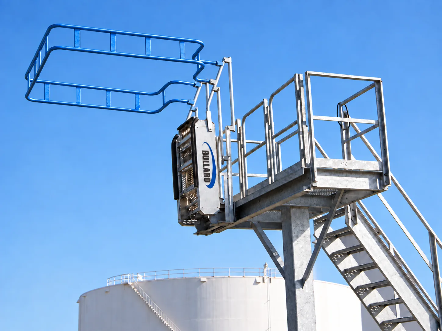 Single-pedestal tracking gangway for a rail tank car with a blue safety hoop